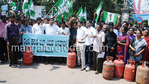 JD(S) protests against cap on subsidized LPG